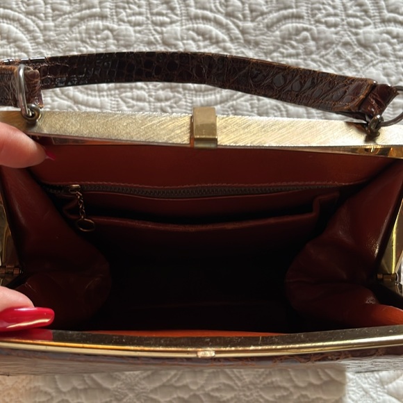 Vintage (1950s) Brown Alligator Handbag With Gold Latch and 4 Gold Feet. - Picture 2 of 3